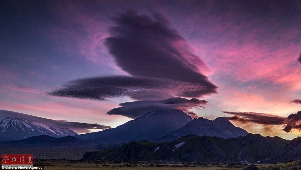 火山上籠罩著類似于外星飛碟形狀的云彩，場景猶如科幻大片。