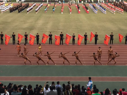 杭州某大學秋季運動會開幕式 裸男大秀肌肉