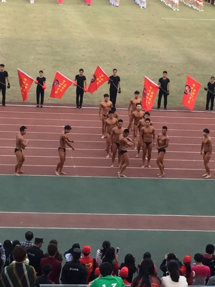 杭州某大學秋季運動會開幕式 裸男大秀肌肉