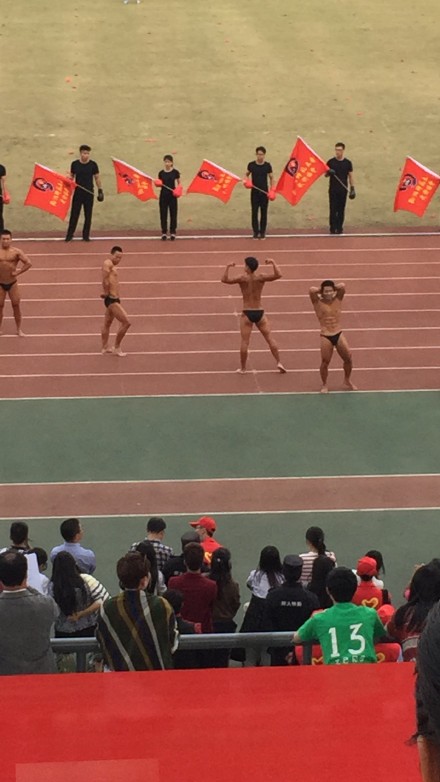 杭州某大學秋季運動會開幕式 裸男大秀肌肉