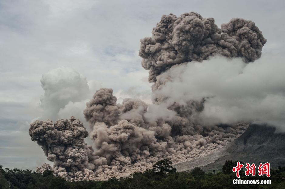 印尼錫納朋火山猛烈噴發(fā)