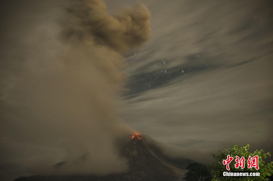 印尼錫納朋火山猛烈噴發(fā)