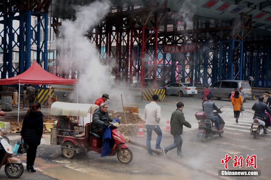 鄭州鬧市熱力管爆裂 行人車輛“騰云駕霧過(guò)險(xiǎn)灘”