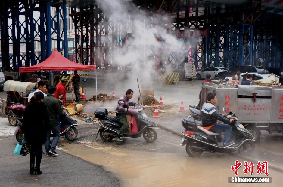 鄭州鬧市熱力管爆裂 行人車輛“騰云駕霧過(guò)險(xiǎn)灘”