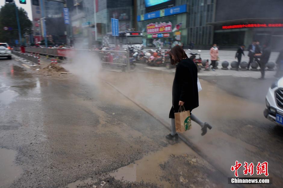 鄭州鬧市熱力管爆裂 行人車輛“騰云駕霧過(guò)險(xiǎn)灘”