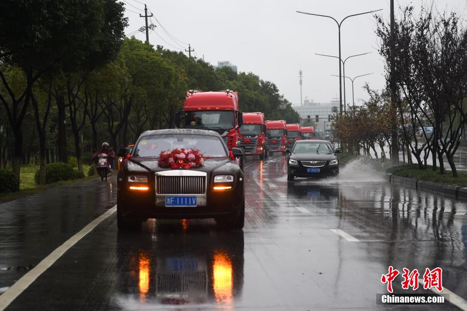 浙江現(xiàn)“霸氣”婚車隊 一輛勞斯萊斯引領八輛“大卡”