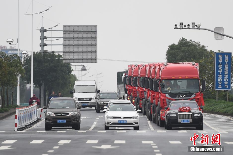 浙江現(xiàn)“霸氣”婚車隊 一輛勞斯萊斯引領八輛“大卡”