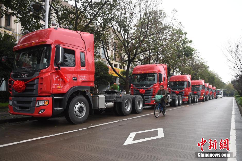 浙江現(xiàn)“霸氣”婚車隊 一輛勞斯萊斯引領八輛“大卡”