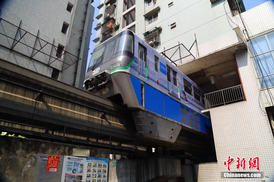 重慶輕軌列車(chē)穿樓而過(guò)場(chǎng)面震撼