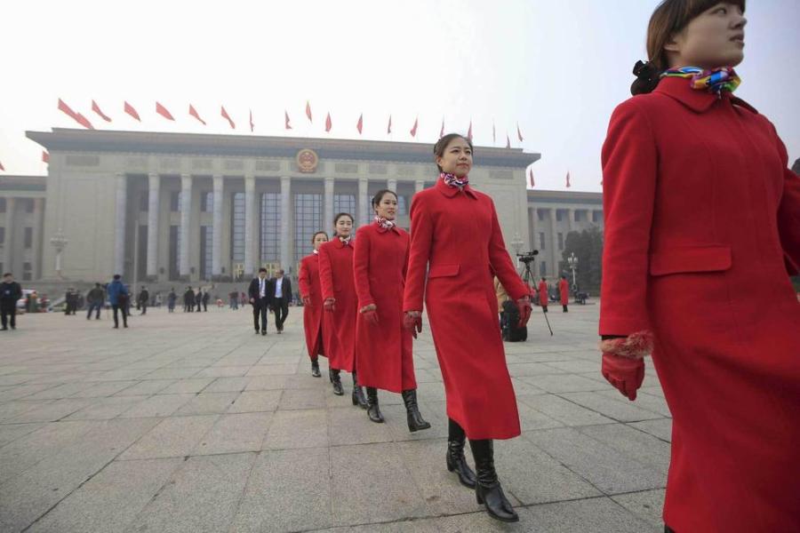 全國兩會美女禮儀齊穿“中國紅”吸睛