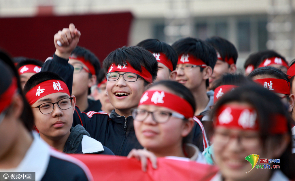 河南學(xué)生中考百日誓師大會(huì) 拉橫幅戴“必勝”頭巾