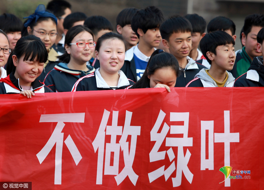 河南學(xué)生中考百日誓師大會(huì) 拉橫幅戴“必勝”頭巾