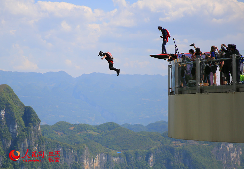 28日，2016世界低空跳傘大賽在重慶云陽龍缸景區(qū)正式開賽。圖為選手角逐中。劉政寧 攝