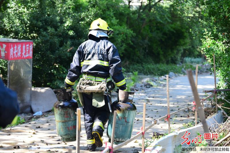 鄭州一非法液化氣灌裝點爆炸 消防員火中搶出近百液化罐