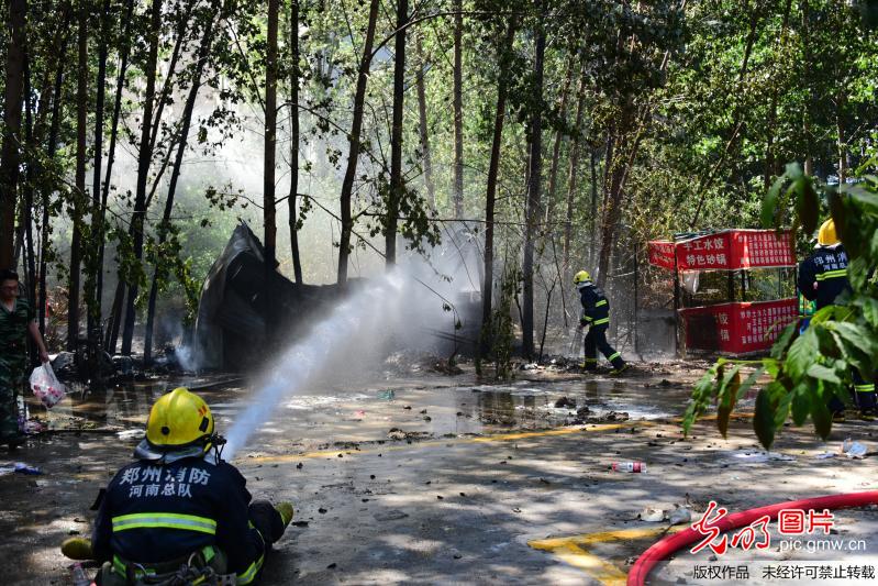 鄭州一非法液化氣灌裝點爆炸 消防員火中搶出近百液化罐