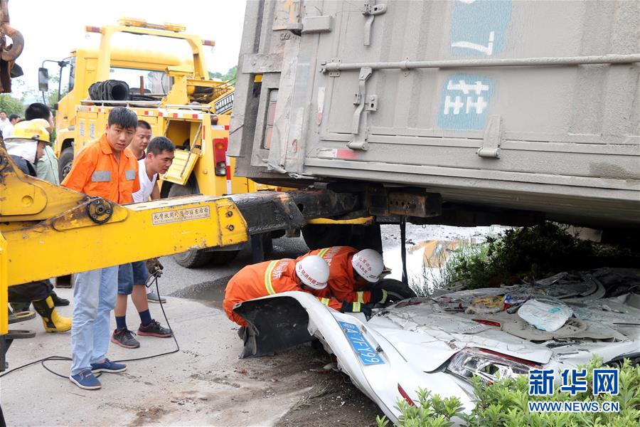 江西會(huì)昌一大貨車側(cè)翻 壓扁小車致6人死亡