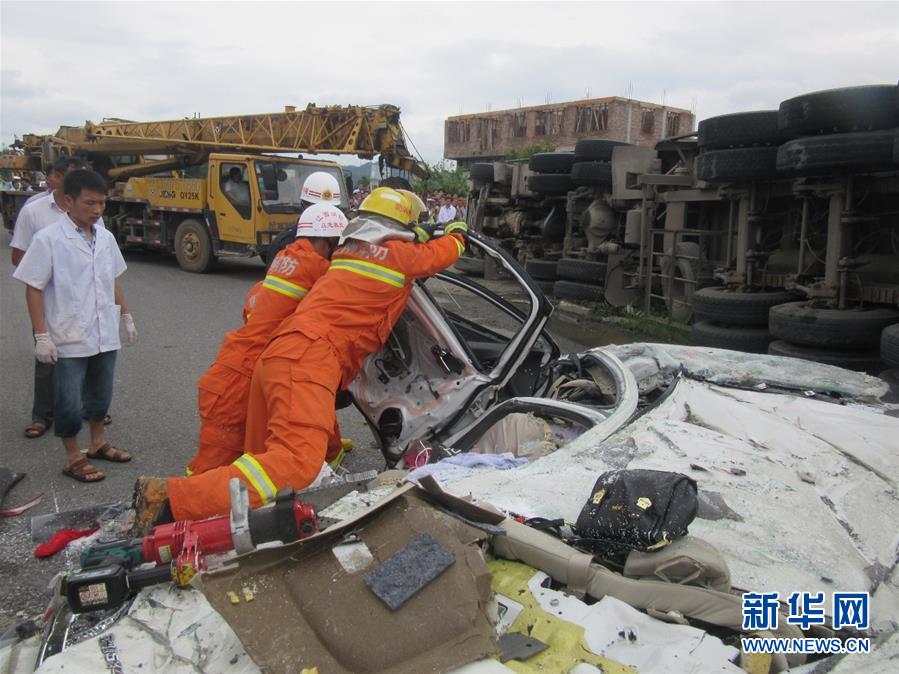 江西會(huì)昌一大貨車側(cè)翻 壓扁小車致6人死亡