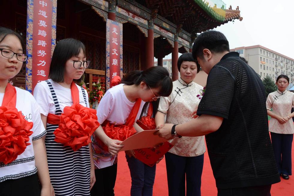 吉林高考狀元走紅毯過狀元橋拜孔子領獎金