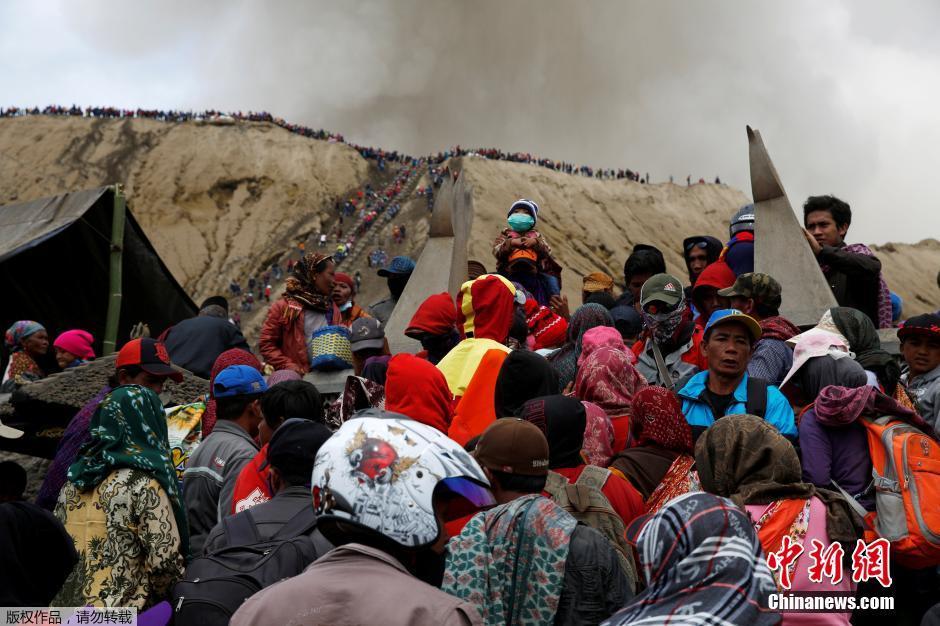 村民冒死去火山口祭祀 說(shuō)走就走