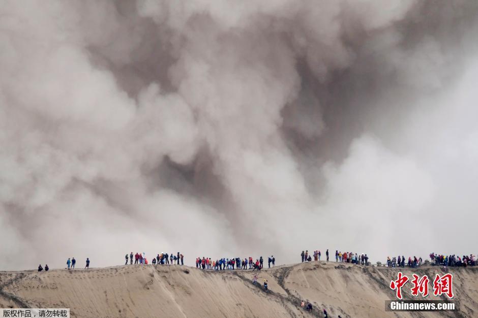 村民冒死去火山口祭祀 說(shuō)走就走