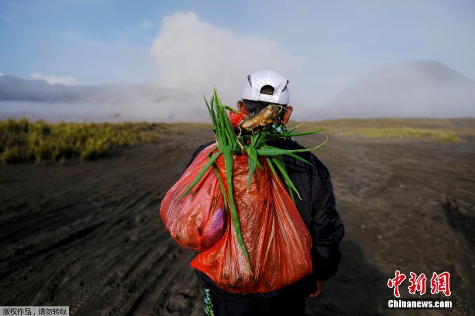 村民冒死去火山口祭祀 說(shuō)走就走