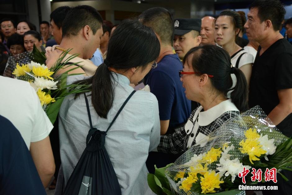 19時30分許，23位罹難者家屬代表陸續(xù)走出機場，多位家屬失聲痛哭。