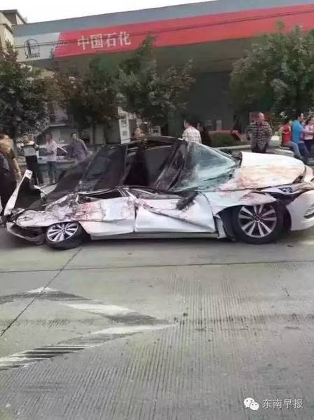 掛車側(cè)翻將轎車壓成鐵餅 司機(jī)大難不死