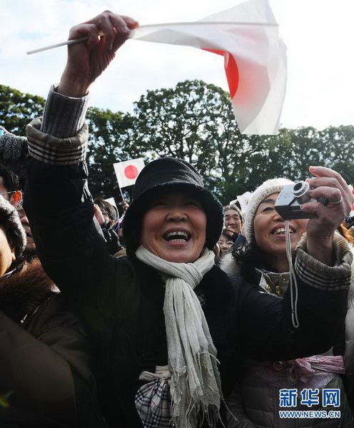 當(dāng)?shù)貢r(shí)間12月23日，在位于日本東京的皇宮，民眾向明仁天皇祝賀生日。