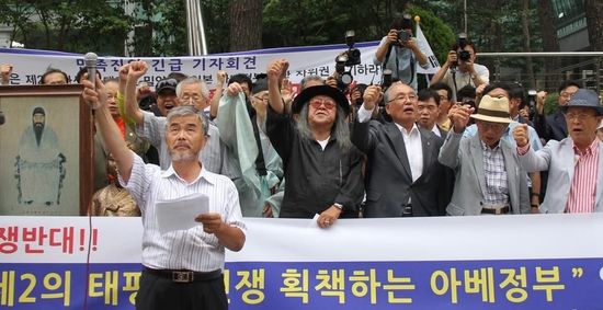 7月2日，在韓國首爾的日本駐韓國大使館前，民眾手持標語參加抗議活動。