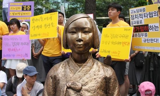 7月2日，在韓國首爾的日本駐韓國大使館前，民眾在慰安婦少女像旁手持標語參加抗議活動。