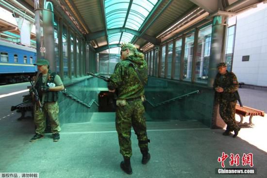 烏克蘭政府軍和民間武裝在頓涅茨克機(jī)場火車站附近發(fā)生激烈交火,火車站附近街道受到炮彈猛烈襲擊。