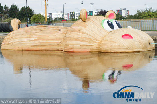 倫敦泰晤士河上現呆萌“河馬” 體型龐大霸氣十足