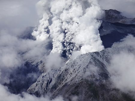 日本長(zhǎng)野縣警方直升機(jī)拍攝的御岳山噴火照片