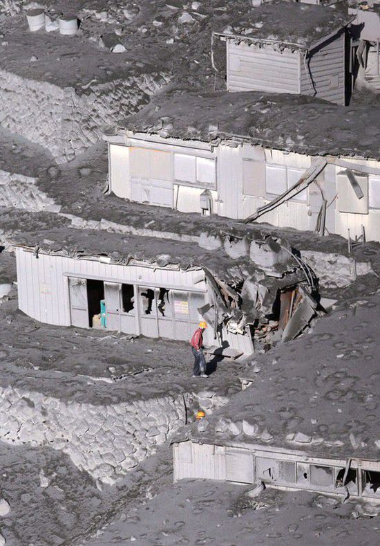 日本火山噴發(fā)致30余人心臟驟停 游客稱場(chǎng)景 如地獄 (圖)