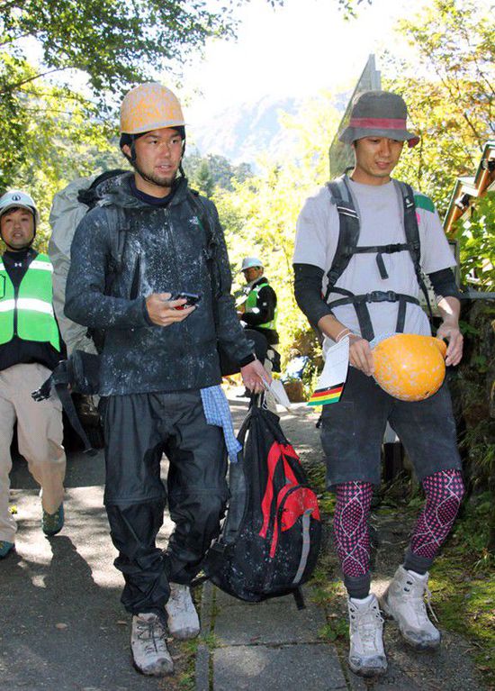 日本火山噴發(fā)致30余人心臟驟停 游客稱場(chǎng)景 如地獄 (圖)