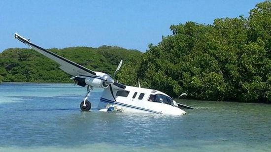 委內(nèi)瑞拉一小型飛機(jī)墜海 7人受傷(高清組圖)