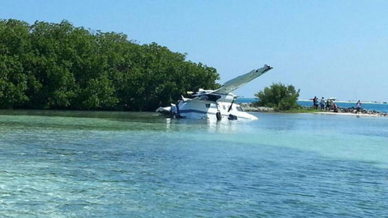 委內(nèi)瑞拉一小型飛機(jī)墜海 7人受傷(高清組圖)