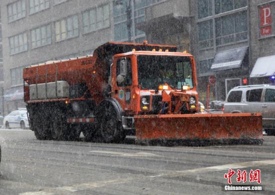 當?shù)貢r間1月26日開始，美國東北部地區(qū)遭遇特大暴風雪天氣的猛烈襲擊。紐約州、新澤西州、馬薩諸塞州等多個州26日宣布進入緊急狀態(tài)或發(fā)布外出旅行禁令。受特大暴風雪天氣影響，至26日晚，全美當天超過8000架次航班被迫取消或延誤。 中新社發(fā) 阮煜琳 攝