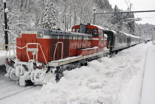 JR一臥鋪特急列車，因大雪在JR奧羽線津輕湯站附近拋錨，約130名乘客不得不在車上過夜。