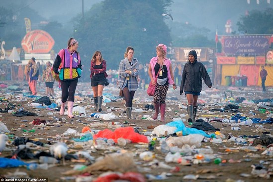 英國最大露天音樂節(jié)落幕 留下近1700噸垃圾