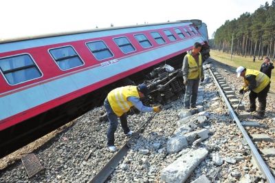 黑龍江列車脫線致15人受傷 乘務(wù)員砸窗疏散旅客