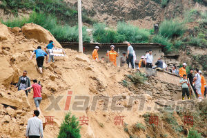 昨日，公安、消防人員在事故現(xiàn)場搜救