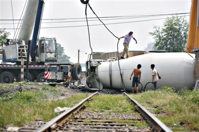 北京一水泥罐車道口搶行撞火車 罐車側(cè)翻火車受損