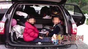 男子駕車(chē)出游被查 5座車(chē)塞10人兩孩子裝后備廂