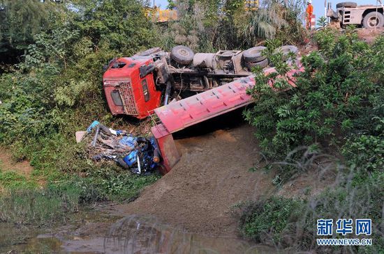 廣西一大貨車與面包車相撞致8死 貨車司機(jī)被控制