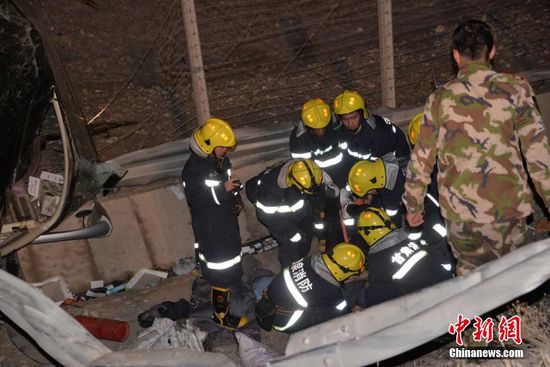 連霍高速甘肅段載50人客車側翻