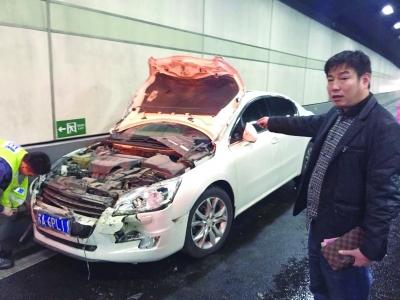 白色標致車車頭嚴重損毀。