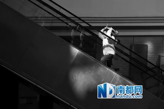 12月12日上午，正佳廣場內(nèi)，任淘淘在扶梯上奔跑玩耍。