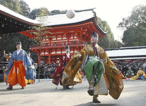 京都市左京區(qū)的下鴨神社舉行新年例行活動“蹴鞠”。