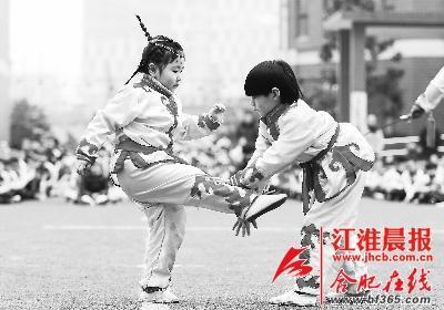 兩名小朋友在進(jìn)行武術(shù)對(duì)打表演。